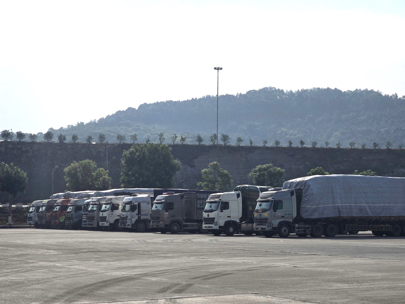 Xe chở hàng tập kết tại Cửa khẩu Kim Thành.