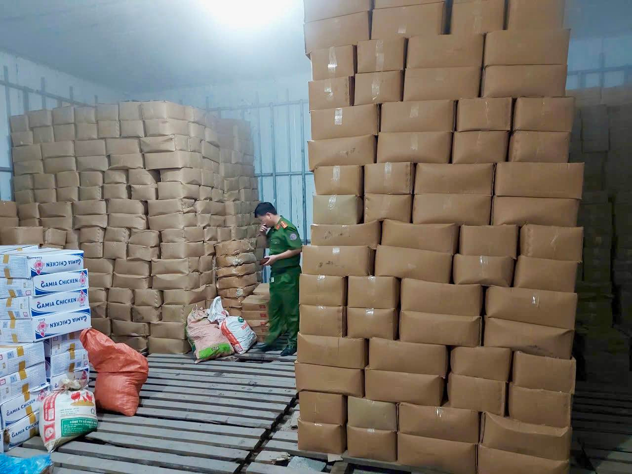 Lực lượng chức năng kiểm tra, thu giữ phương tiện và toàn bộ số hàng không rõ nguồn gốc tại Cửa hàng kinh doanh thực phẩm đông lạnh Dân Huế (phường Trần Phú, TP Hà Giang) để tiếp tục xác minh, xử lý theo quy định của pháp luật.