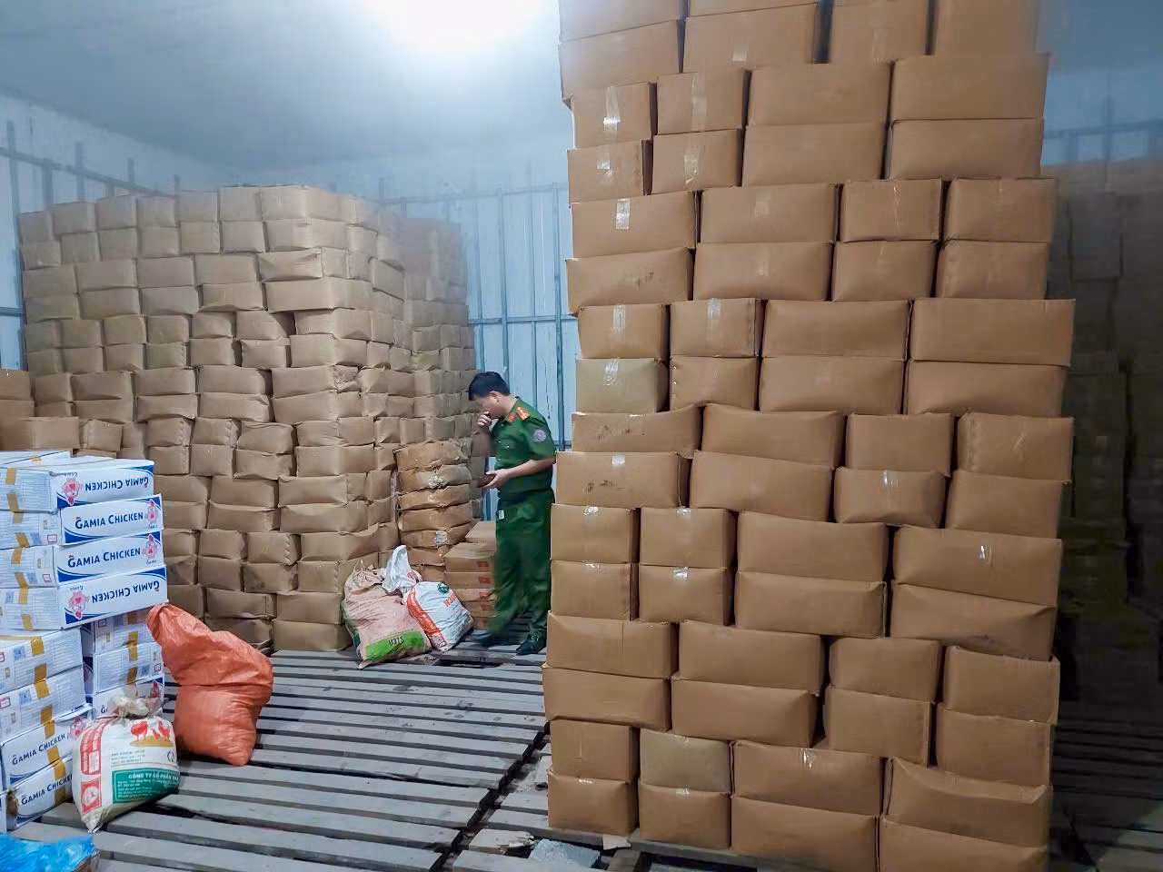 Lực lượng chức năng kiểm tra, thu giữ phương tiện và toàn bộ số hàng không rõ nguồn gốc tại Cửa hàng kinh doanh thực phẩm đông lạnh Dân Huế (phường Trần Phú, TP Hà Giang) để tiếp tục xác minh, xử lý theo quy định của pháp luật.