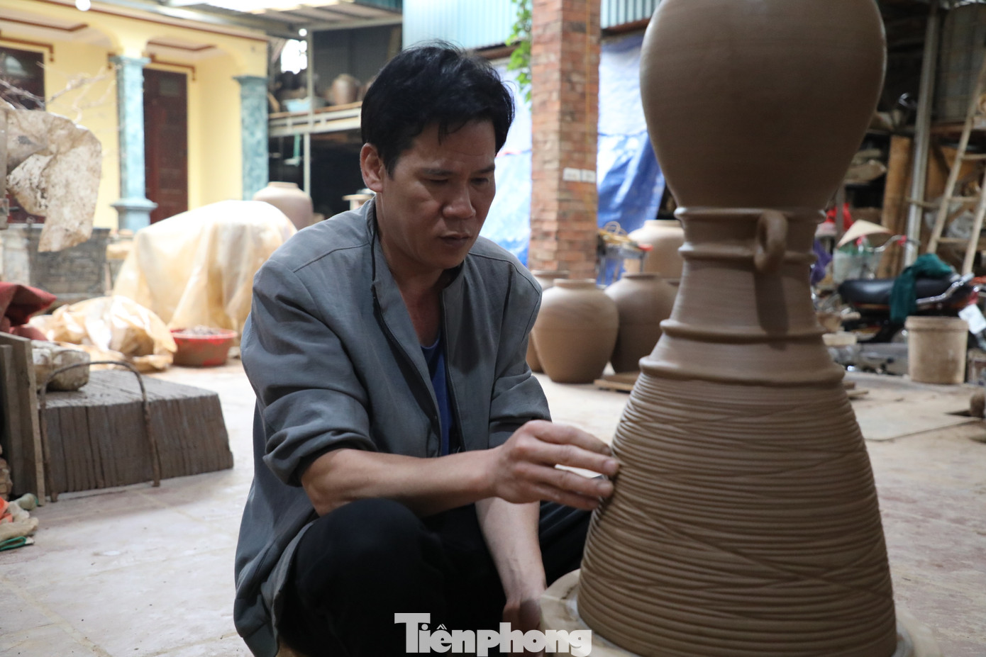 Hầu hết các sản phẩm đều nhào nặn trên bàn xoay thủ công...