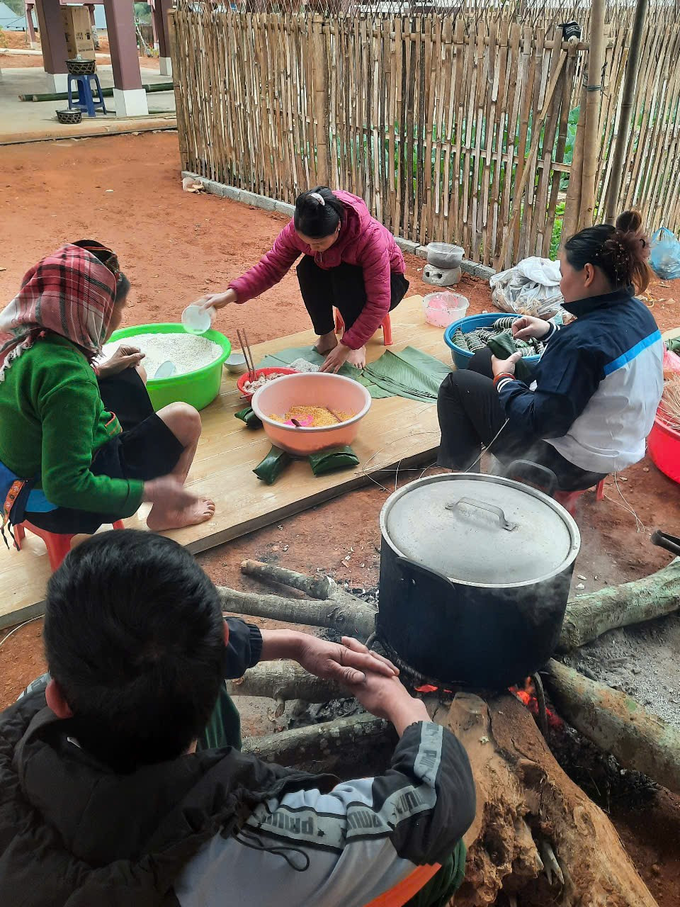 Người dân Làng Nủ cùng nhau làm bánh chưng.