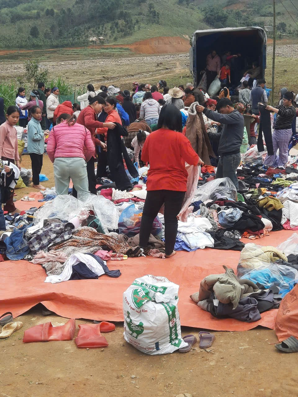 Nhóm thiện nguyện mang áo ấm đến cho bà con Làng Nủ.