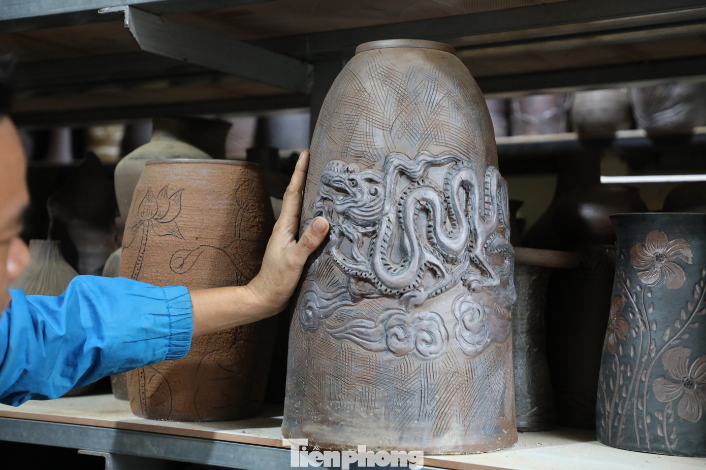 Chiếc bình đựng hoa được tạo hình rồng thời Lý.