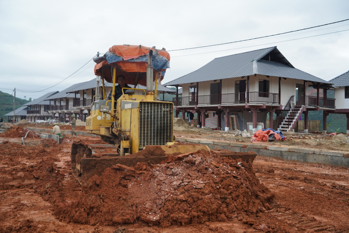 Công nhân, máy móc làm việc suốt ngày đêm. Khu tái định cư đang bước vào giai đoạn hoàn thiện cuối cùng.