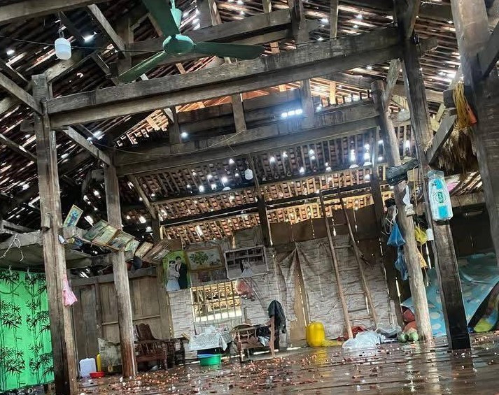 Mưa đá gây thủng mái nhà người dân ngày 24/4 tại huyện Mèo Vạc, tỉnh Hà Giang.