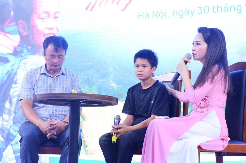 Em Hoàng Anh Quân và thầy Phạm Đức Vinh (hiệu trưởng Trường tiểu học và trung học cơ sở số 1 Phúc Khánh, huyện Bảo Yên) trong lễ phát động chương trình "Cùng Tiền Phong nâng bước em đến trường" tại trường Trung học Cơ sở Cầu Giấy, Hà Nội. Em Hoàng Anh Quân và thầy Phạm Đức Vinh (hiệu trưởng Trường tiểu học và trung học cơ sở số 1 Phúc Khánh, huyện Bảo Yên) trong lễ phát động chương trình "Cùng Tiền Phong nâng bước em đến trường" tại trường Trung học Cơ sở Cầu Giấy, Hà Nội.