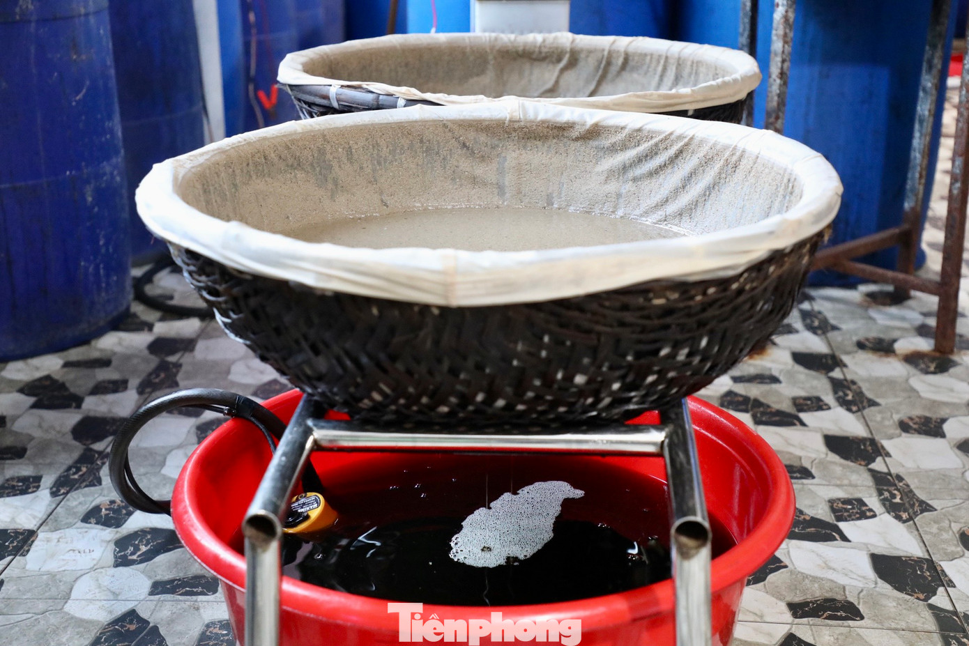 Sau thời gian dài để trong chum, nước mắm được lọc một lần nữa được lọc các tạp chất còn tồn đọng, tạo ra nước mắm thành phẩm. Nước mắm Sa Châu có hương thơm đặc trưng và vị đậm đà. Khi chấm một giọt nước mắm Sa Châu lên đầu lưỡi, cảm nhận ban đầu là vị mặn vừa miệng, sau đó tan dần và cho vị ngọt nhẹ ở sâu bên trong cổ họng. Sau thời gian dài để trong chum, nước mắm được lọc một lần nữa được lọc các tạp chất còn tồn đọng, tạo ra nước mắm thành phẩm. Nước mắm Sa Châu có hương thơm đặc trưng và vị đậm đà. Khi chấm một giọt nước mắm Sa Châu lên đầu lưỡi, cảm nhận ban đầu là vị mặn vừa miệng, sau đó tan dần và cho vị ngọt nhẹ ở sâu bên trong cổ họng.