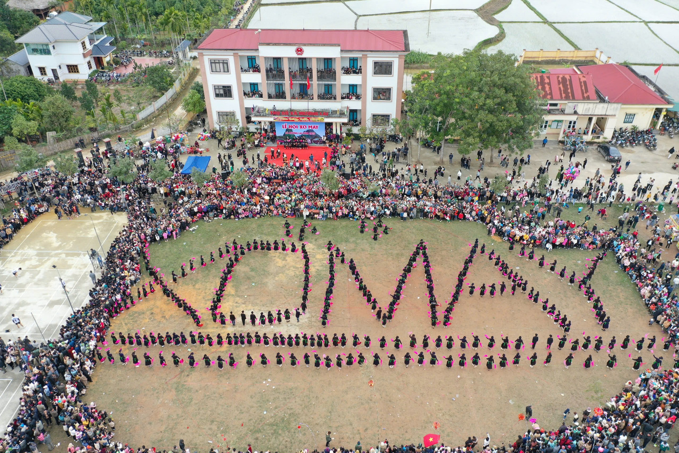 Lễ hội Xo May gắn với Lễ cầu đình Nà Ngàm, xã Mường Lai. Đây là ngôi đình cổ của người Tày, mang đậm bản sắc văn hóa, tín ngưỡng sơ khai. Đình thờ 3 ông thần núi Đán Đeng, Đán Khao, Đán Đăm và ông thần sông Chảy - là một trong 3 dòng sông mang đậm nét văn hóa đặc của tỉnh Yên Bái.