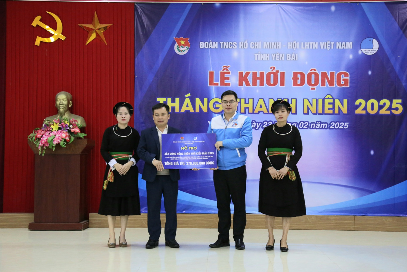 Anh Hà Đức Hải - Bí thư Tỉnh Đoàn, Chủ tịch Hội LHTN Việt Nam tỉnh Yên Bái trao biển tượng trưng hỗ trợ chương trình xây dựng nông thôn mới. Anh Hà Đức Hải - Bí thư Tỉnh Đoàn, Chủ tịch Hội LHTN Việt Nam tỉnh Yên Bái trao biển tượng trưng hỗ trợ chương trình xây dựng nông thôn mới.