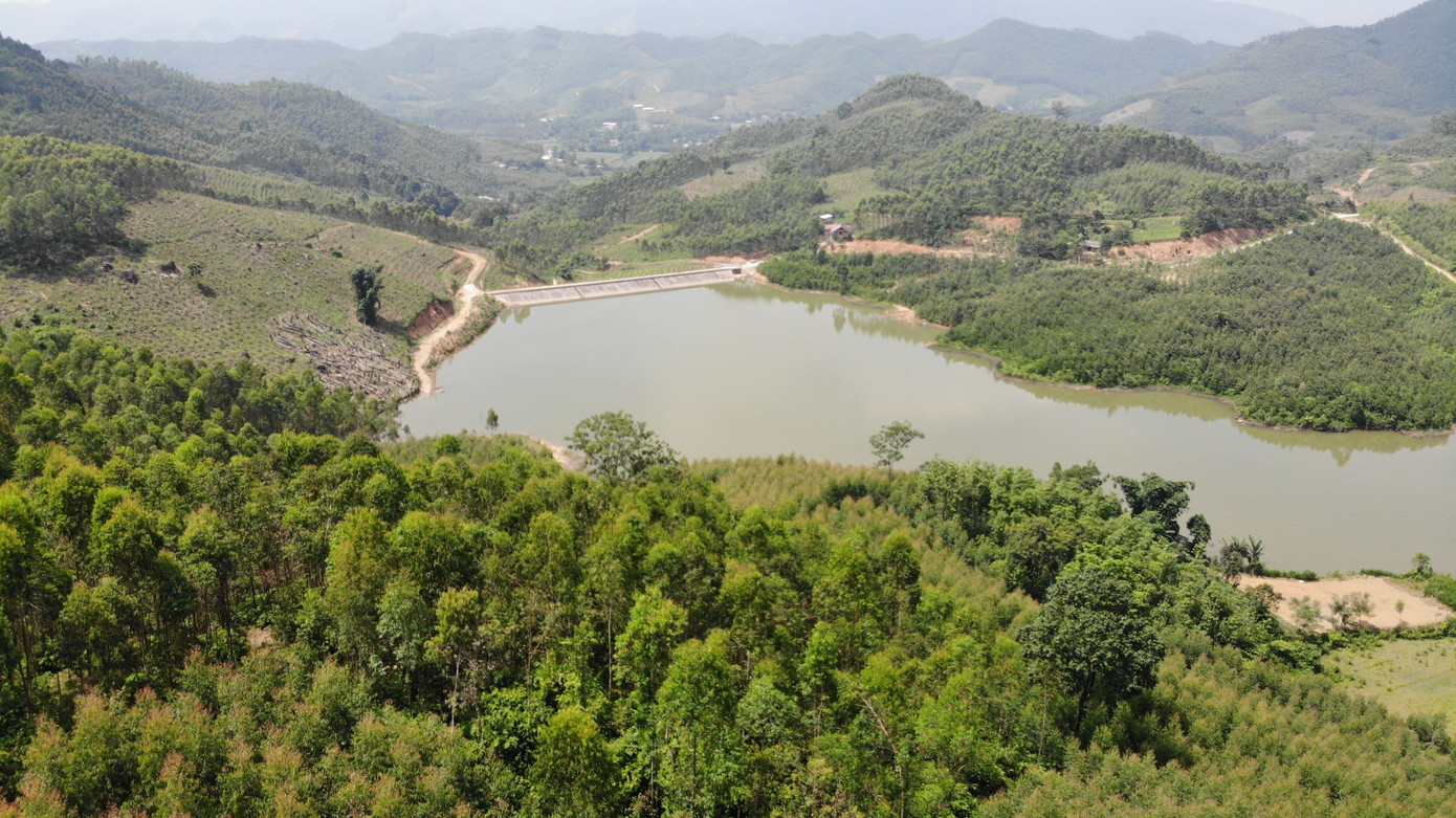 Anh Trần Văn Dương, người dân thôn Phú Lương, cho biết gia đình có 1ha trồng bạch đàn. Mỗi khi muốn khai thác, anh phải đợi đến lúc nước trong hồ được xả ra phục vụ nước tưới cho các ruộng lúa xung quanh thì xe mới có thể vào được rừng. Việc thu hoạch vì thế thường bị chậm trễ, ảnh hưởng lớn đến thu nhập. Không chỉ thu hoạch, ngay cả việc đi lại, chăm sóc cây hay phát triển thêm các loại cây trồng dưới tán bạch đàn cũng gặp nhiều khó khăn.