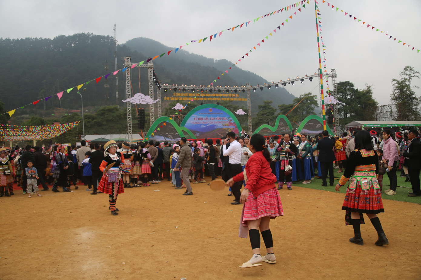 Nhiều hoạt động như ném pao, kéo co, đẩy gậy... diễn ra trong lễ hội.