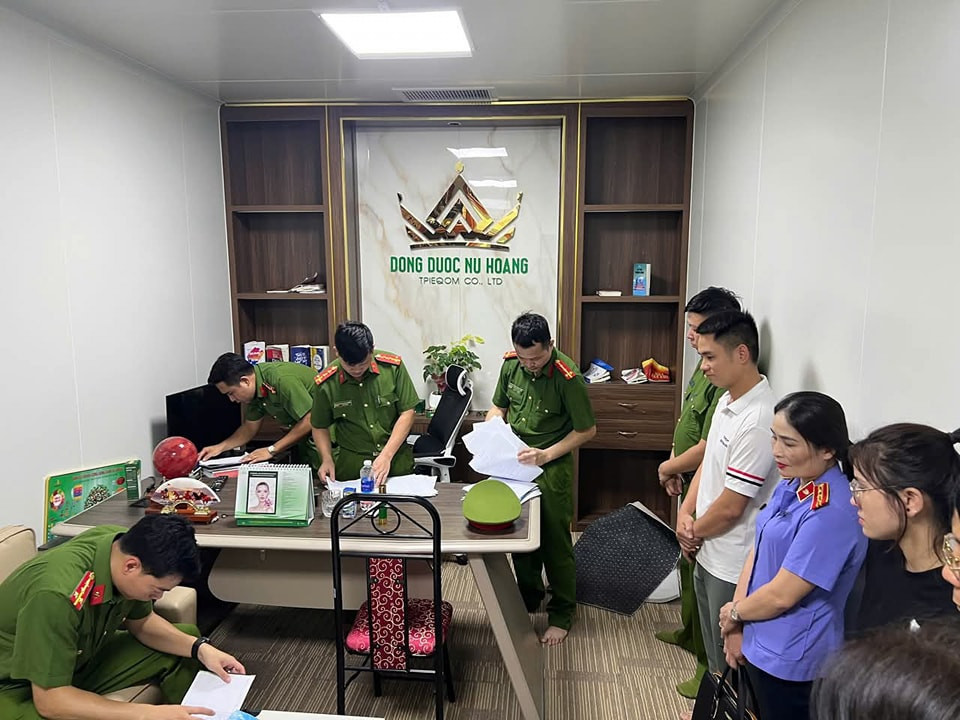 Công an tỉnh Yên Bái vừa thu giữ số lượng lớn sản phẩm mỹ phẩm chưa được phép lưu hành tại Việt Nam. Công an tỉnh Yên Bái vừa thu giữ số lượng lớn sản phẩm mỹ phẩm chưa được phép lưu hành tại Việt Nam.