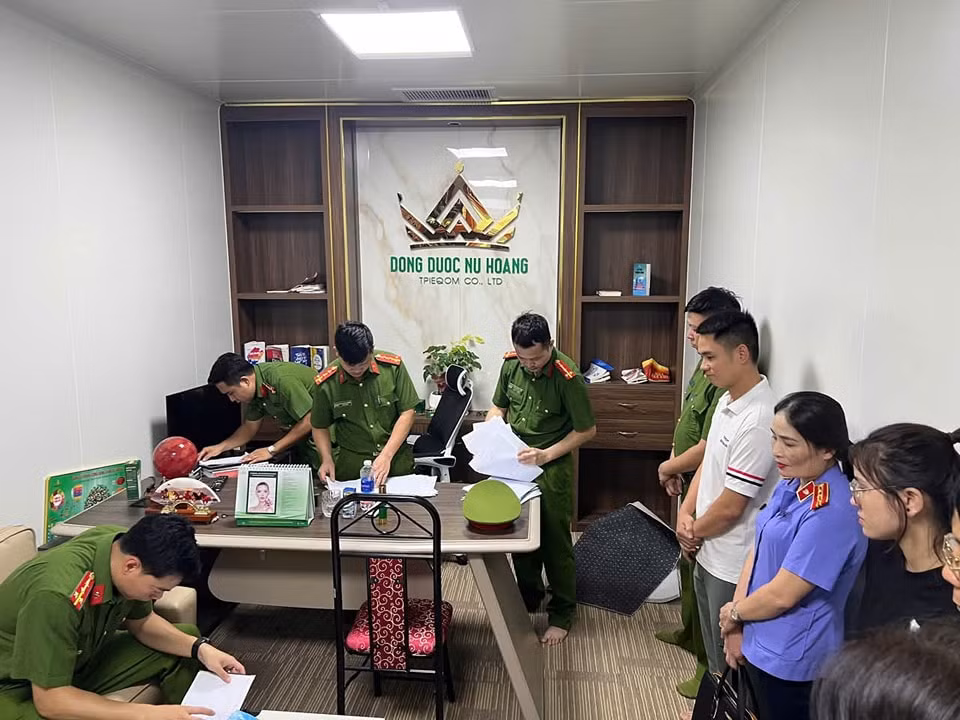 Công an tỉnh Yên Bái vừa thu giữ số lượng lớn sản phẩm mỹ phẩm chưa được phép lưu hành tại Việt Nam.