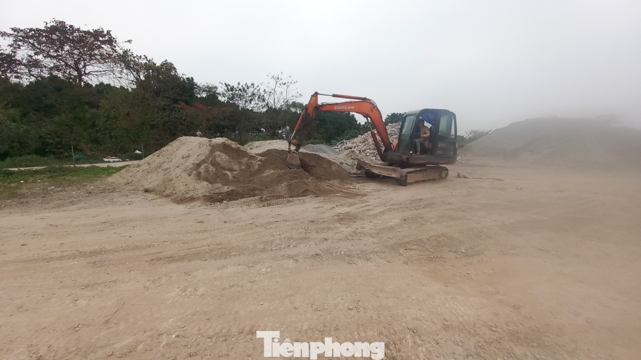 Cũng tại đây, 3 đại công trường đang được ồ ạt thi công. Các công trường này không được che chắn cẩn thận khiến đất, cát vương vãi.