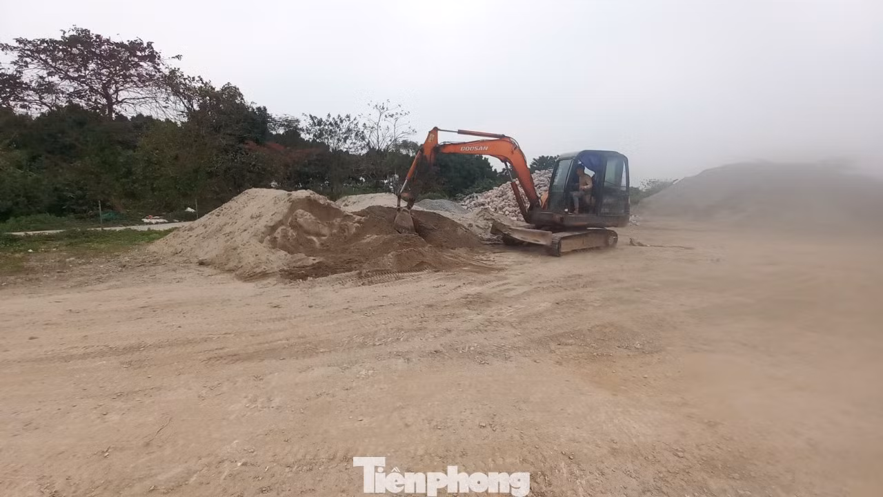 Cũng tại đây, 3 đại công trường đang được ồ ạt thi công. Các công trường này không được che chắn cẩn thận khiến đất, cát vương vãi.