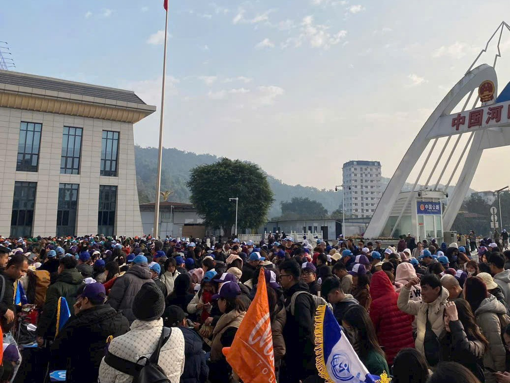 Khách du lịch qua cửa khẩu Lào Cai - Trung Quốc. Ảnh: NVCC.