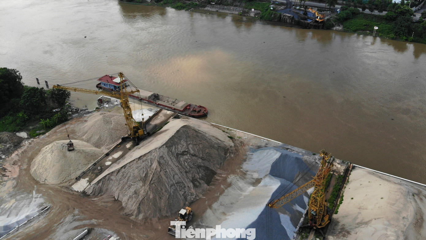 Những núi cát, sỏi, đá liên tục được bồi đắp thêm, ngày càng chất cao hơn.