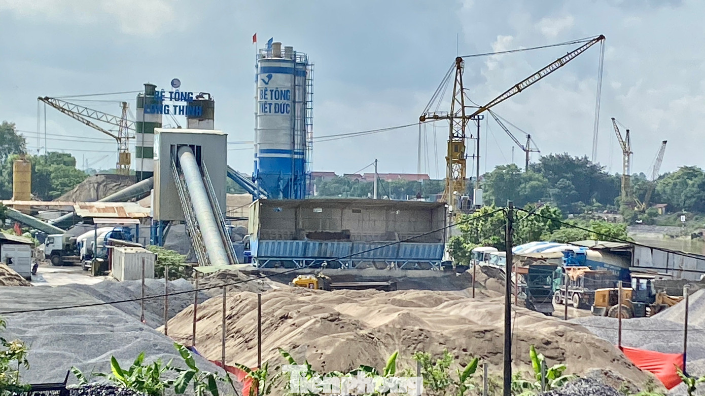 Gần đây nhất, năm 2023, Chi cục Thủy lợi tỉnh Bắc Giang cũng kiểm tra, chỉ ra những hạng mục sai phạm, vượt phép của Công ty Xây dựng Việt Đức và Công ty TNHH sản xuất và thương mại VLXD Hoàn Chinh. Trong ảnh, bên cạnh trạm trộn bê tông của Công ty Việt Đức lại mới "mọc" thêm trạm trộn bê tông Long Thịnh.