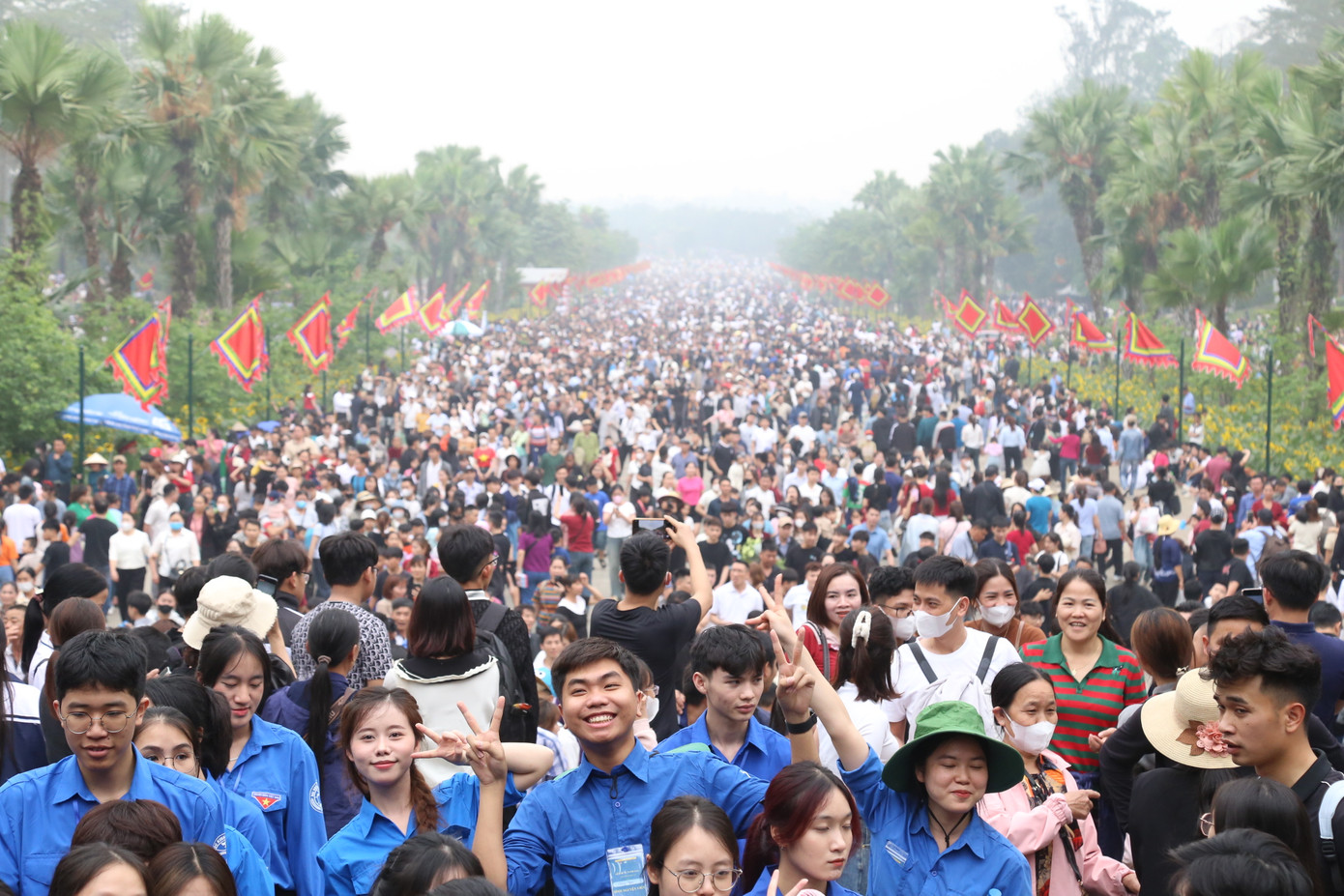 Dù đã 16h, từng đoàn người vẫn nối nhau leo dốc, bước chân không hề ngơi nghỉ.