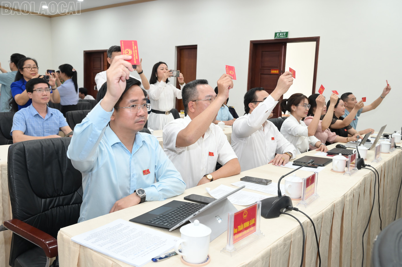 Đại biểu HĐND tỉnh Yên Bái và đại biểu HĐND tỉnh Lào Cai biểu quyết thông qua Nghị quyết Kỳ họp với sự thống nhất cao. Ảnh: Thu Trang - Lan Hương - Trần Quang Ánh. Đại biểu HĐND tỉnh Yên Bái và đại biểu HĐND tỉnh Lào Cai biểu quyết thông qua Nghị quyết Kỳ họp với sự thống nhất cao. Ảnh: Thu Trang - Lan Hương - Trần Quang Ánh.