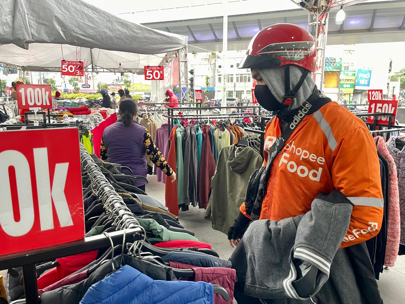 Bạn Nghĩa (20 tuổi, sinh viên đại học Bách khoa Hà Nội) chia sẻ: "Em ít khi đi mua quần áo lắm, hôm nay thấy ở đây có đồ rẻ, em ghé vào xem. Em mới sắm được cho em trai cái áo để mặc Tết". Bạn Nghĩa (20 tuổi, sinh viên đại học Bách khoa Hà Nội) chia sẻ: "Em ít khi đi mua quần áo lắm, hôm nay thấy ở đây có đồ rẻ, em ghé vào xem. Em mới sắm được cho em trai cái áo để mặc Tết".