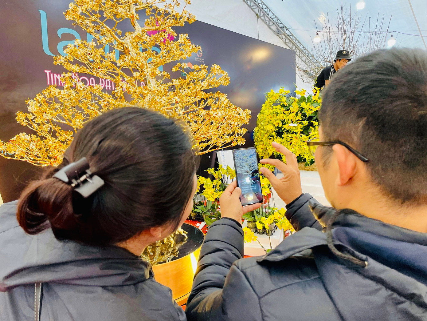 Một số người chụp ảnh lại để lưu lại chiếc cây độc lạ này.