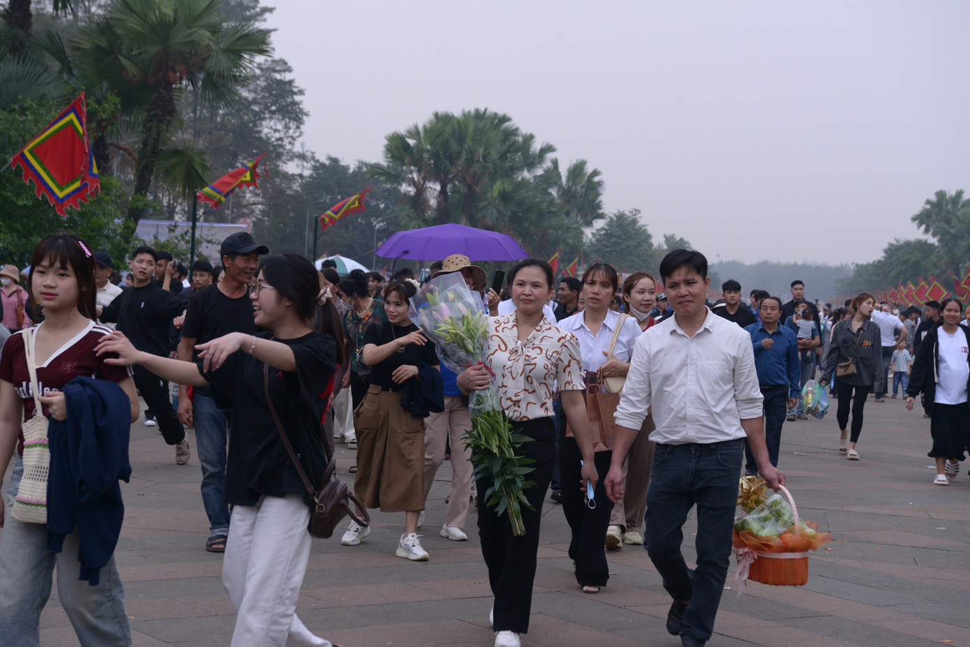 Các đoàn tranh thủ check - in, chụp ảnh kỷ niệm trên đường hành hương, dâng lễ các vua Hùng.