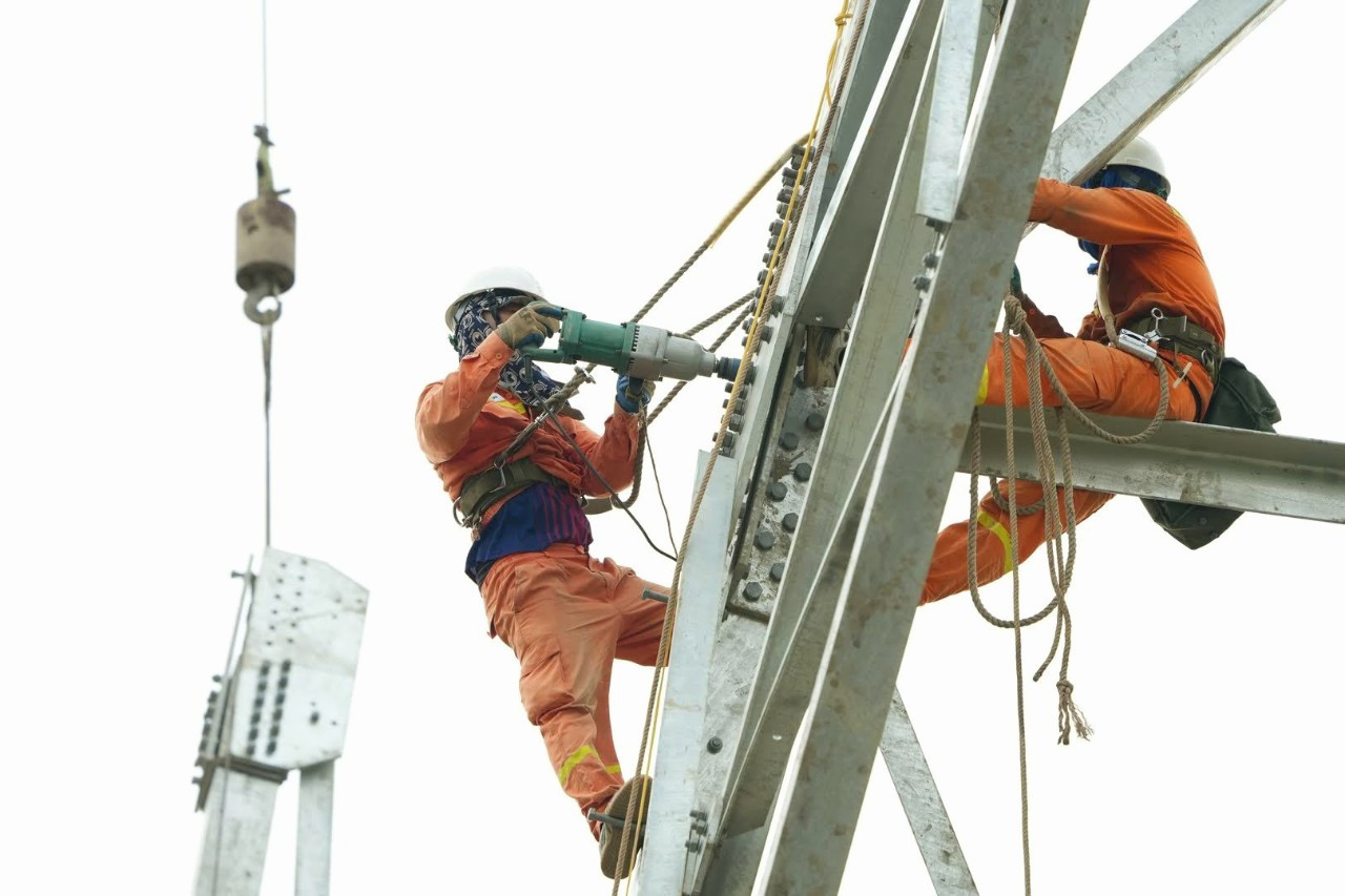 Công nhân Truyền tải điện Đông Bắc I thi công dựng cột Công nhân Truyền tải điện Đông Bắc I thi công dựng cột