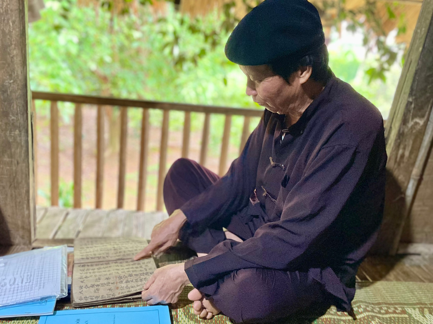 Ông Lâm cùng cuốn tập hát Sình ca cổ.