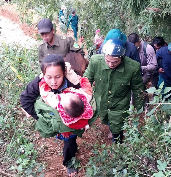 Gia đình nhận cháu bé từ lực lượng Công an. Ảnh: Công an tỉnh Lai Châu. Gia đình nhận cháu bé từ lực lượng Công an. Ảnh: Công an tỉnh Lai Châu.