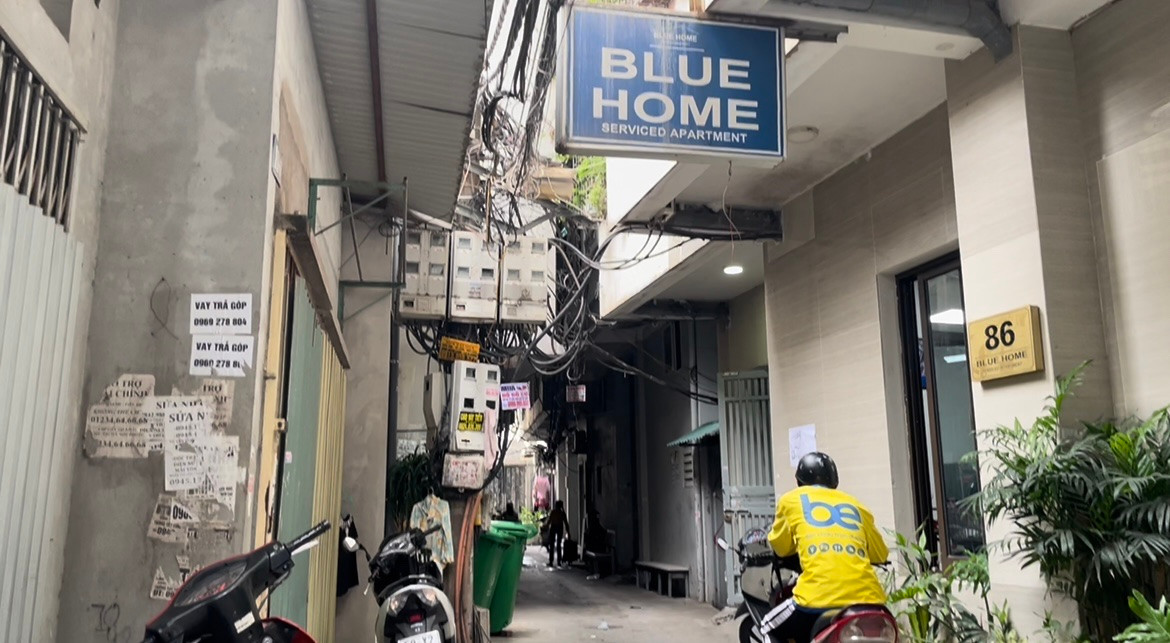 Trong ảnh là các chung cư mini nằm sâu trong ngõ 3, đường Nguyễn Văn Huyên kéo dài (quận Cầu Giấy, Hà Nội). Đường đi vào đây chỉ rộng khoảng 2 mét, nếu xảy ra cháy nổ, rất khó để xe cứu hỏa tiếp cận gần được. Trong ảnh là các chung cư mini nằm sâu trong ngõ 3, đường Nguyễn Văn Huyên kéo dài (quận Cầu Giấy, Hà Nội). Đường đi vào đây chỉ rộng khoảng 2 mét, nếu xảy ra cháy nổ, rất khó để xe cứu hỏa tiếp cận gần được.