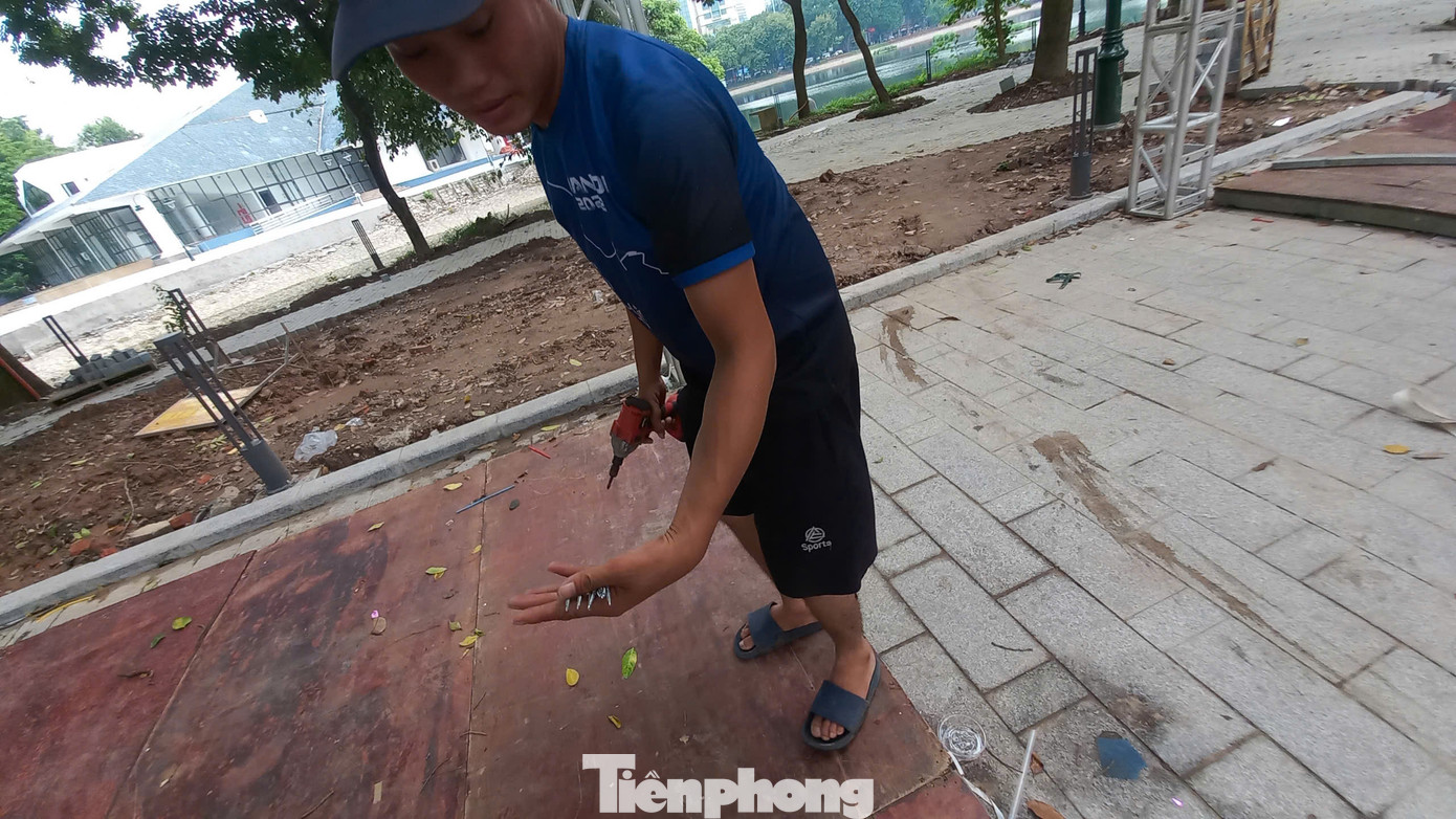 Theo những người tháo dỡ ở đây, đinh vít nhỏ được tháo ra từ những tấm bảng hiệu. Còn vít dài hơn dùng để bắn sàn gỗ vào khung thép. Theo những người tháo dỡ ở đây, đinh vít nhỏ được tháo ra từ những tấm bảng hiệu. Còn vít dài hơn dùng để bắn sàn gỗ vào khung thép.