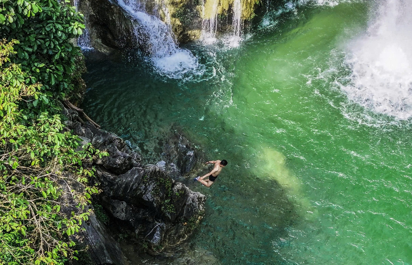 Từ những vách đá cao, du khách thích thú thử thách bản thân với trải nghiệm mạo hiểm, nhảy thác, thả mình xuống làn nước xanh mát phía dưới, giữa khung cảnh rừng núi hoang sơ và tiếng nước đổ rì rào.