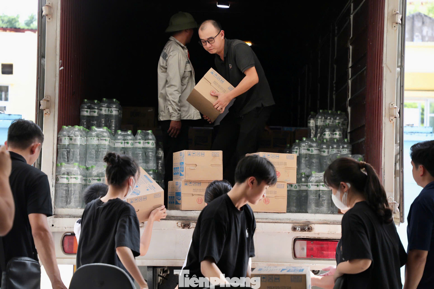 Các mặt hàng gồm 243 thùng hàng, 7 máy lọc nước của Tập đoàn Tân Á Đại Thành; ngũ cốc Beone của cty Nhật Linh; sữa và các nhu yếu phẩm của Đoàn Thanh niên Ngân hàng TƯ và Công ty TNHH Đầu tư xây dựng Xuân Hồng TH; nước ion của Công ty TNHH Dinh dưỡng Otsuca Thăng-Pocari.