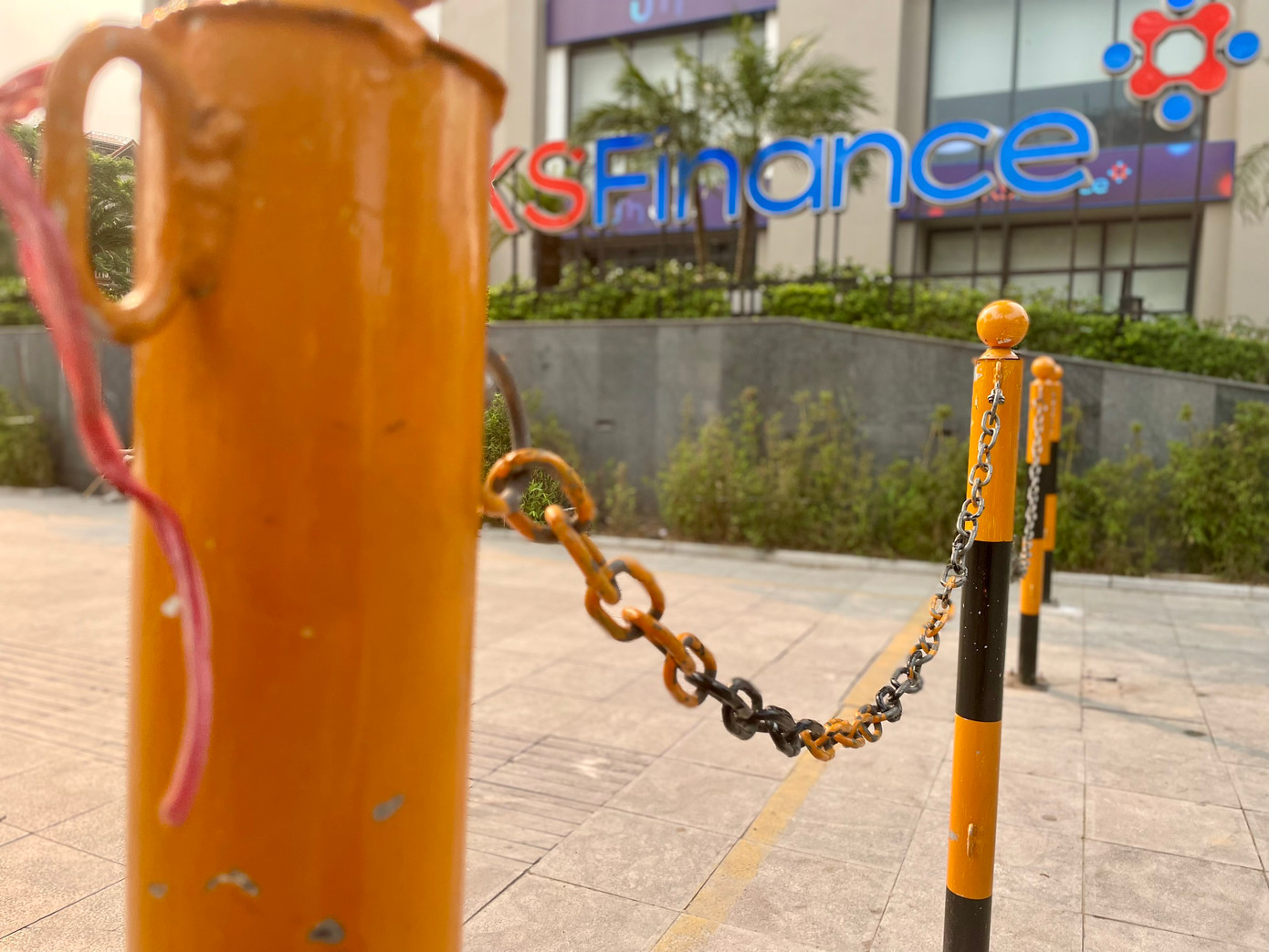 Cột sắt được móc dây xích chắn ngang vỉa hè. Cột sắt được móc dây xích chắn ngang vỉa hè.