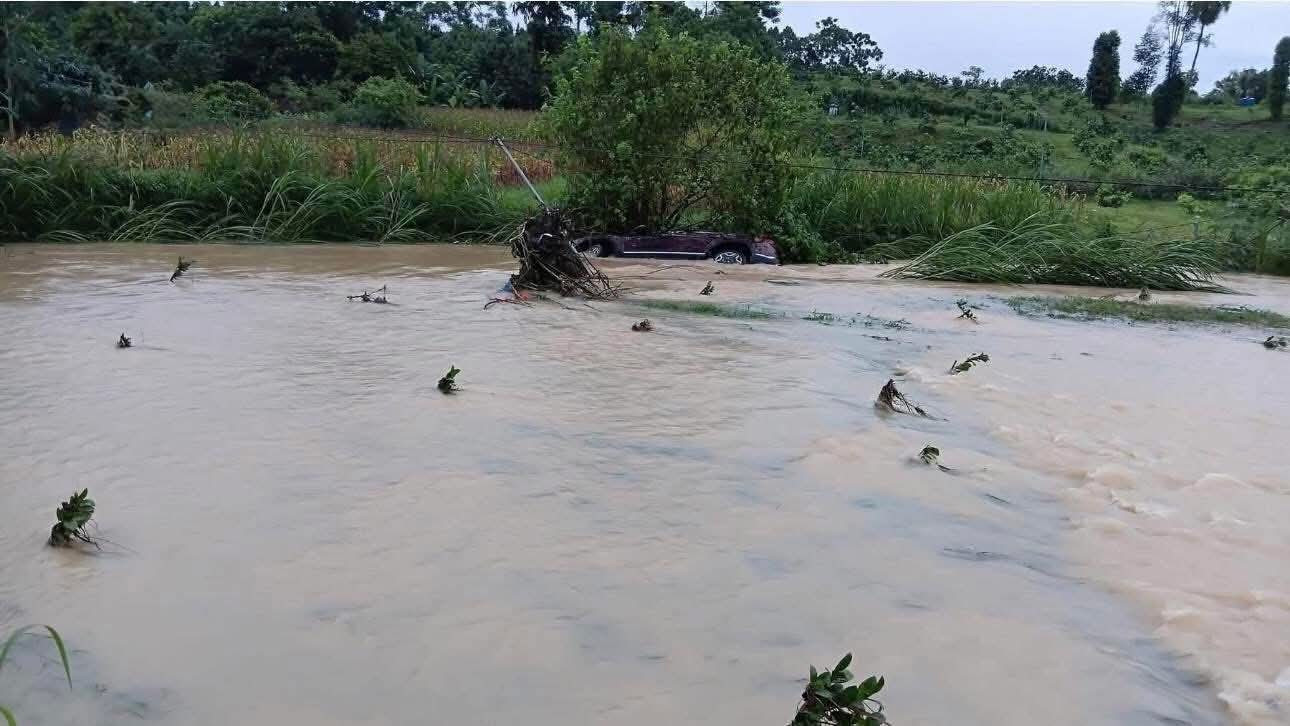 Chiếc xe bị nước cuốn trôi. Ảnh: Facebook HBTQ Chiếc xe bị nước cuốn trôi. Ảnh: Facebook HBTQ