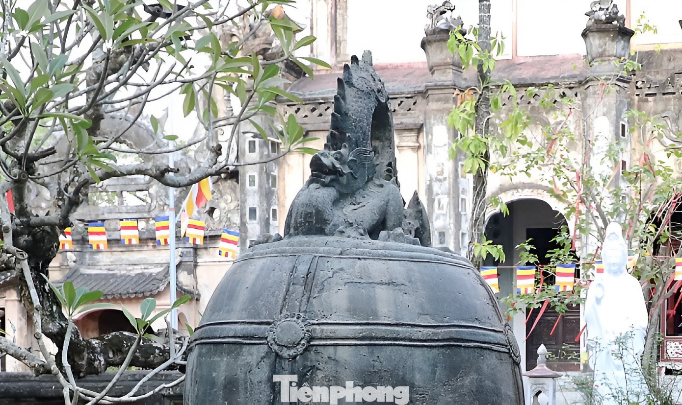 Chùa Cổ Lễ lưu giữ một “báu vật” mang tên Đại Hồng Chung (chuông) do Hòa thượng Thích Thế Long cho đúc vào năm 1936. Chuông nặng 9 tấn, cao 4,2 m, đường kính 2,2 m, thành dày 8 cm nằm giữa hồ trước Chính cung. Miệng chuông có họa tiết hình cánh sen, thân có họa tiết hoa lá, sông nước và một số văn tự bằng chữ Nho. Đây là một trong những quả chuông lớn nhất Việt Nam thời điểm đó. Đề phòng sự phá hoại của giặc, nhân dân trong vùng đem dìm quả chuông xuống hồ. Đến năm 1954, chuông mới được trục vớt và được đặt trên bệ đá cho du khách tham quan từ đó đến nay.