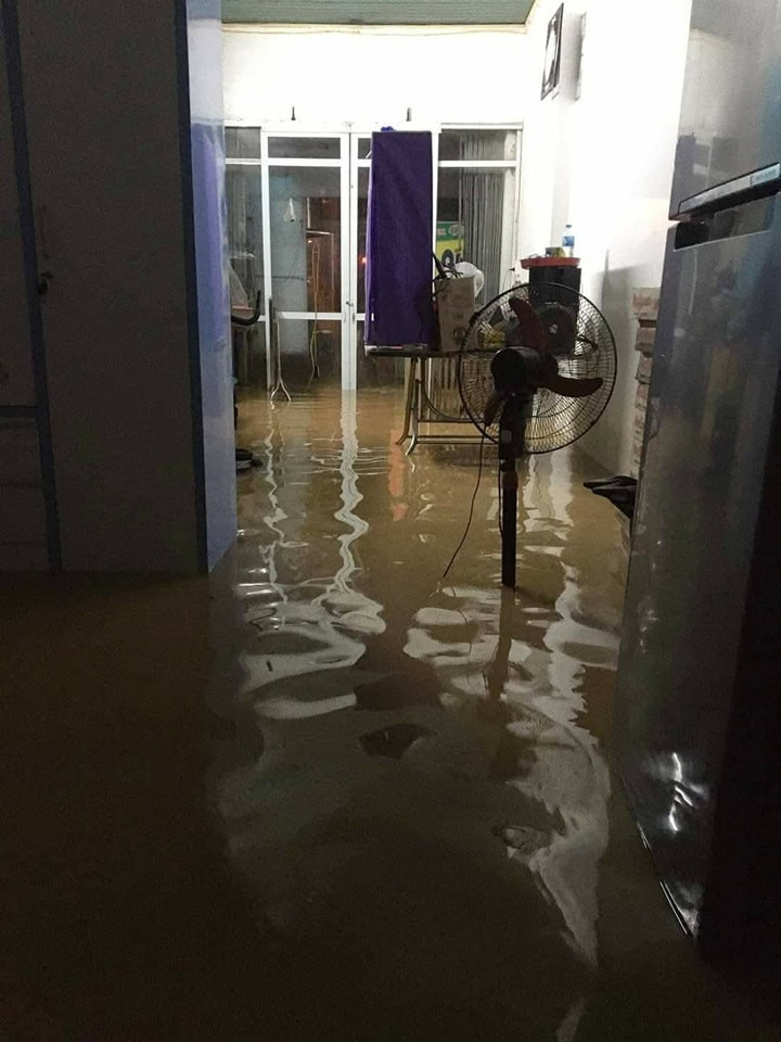 Nước tràn vào nhà người dân tại Tp Yên Bái. Ảnh: NDCC. Nước tràn vào nhà người dân tại Tp Yên Bái. Ảnh: NDCC.