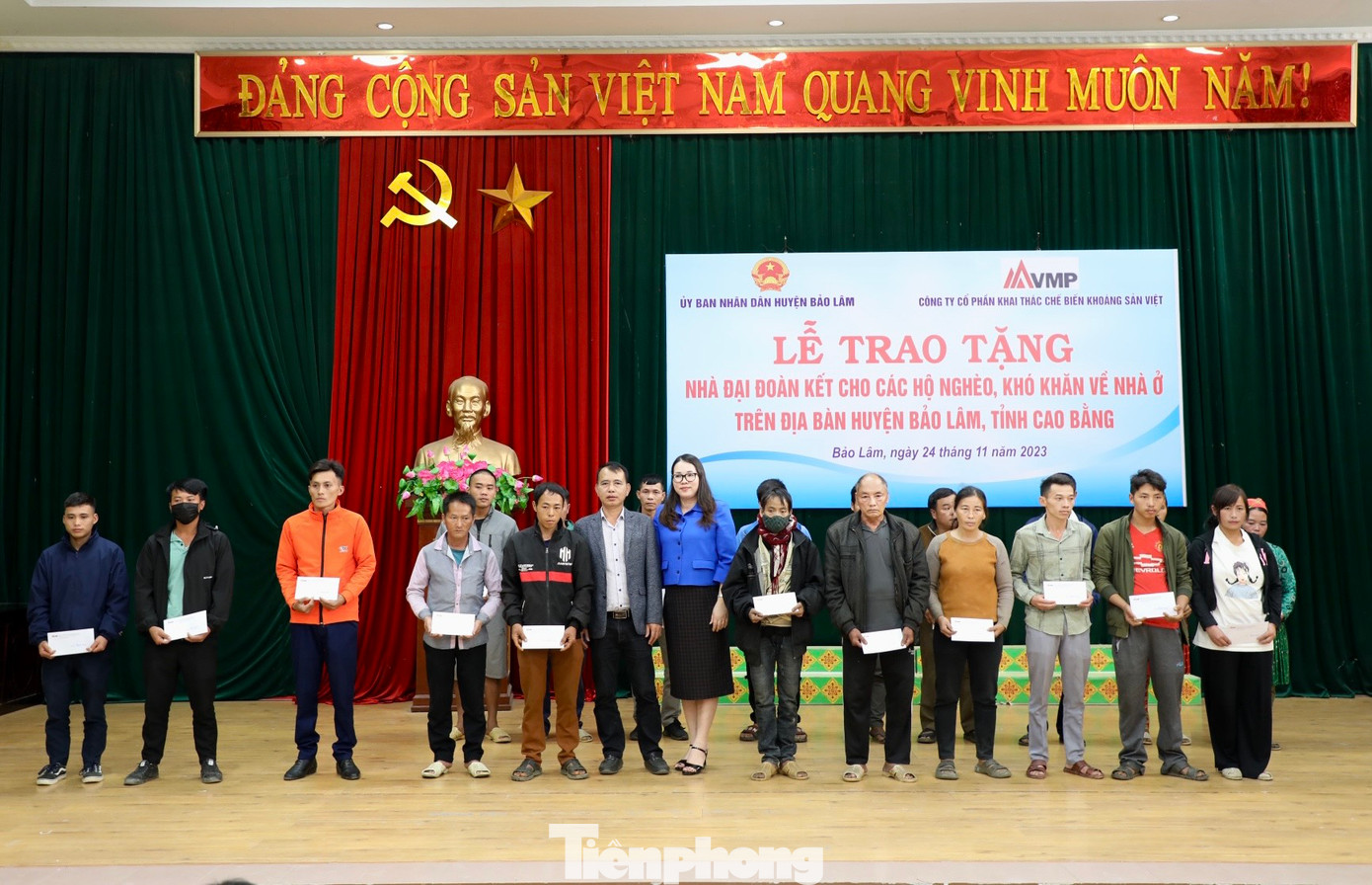 Bà Phạm Thị Hoài Phương, Tổng giám đốc Công ty VMPCo tặng quà cho 50 hộ gia đình có hoàn cảnh khó khăn.