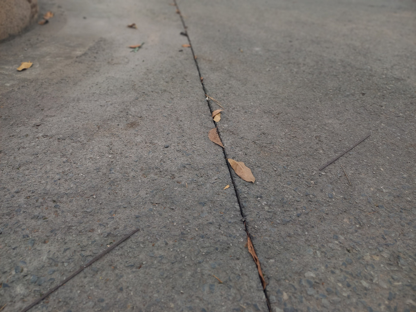 Dọc gần hết chiều dài còn lại của tuyến đường là những vết rạch dài để chuẩn bị đào bới tiếp