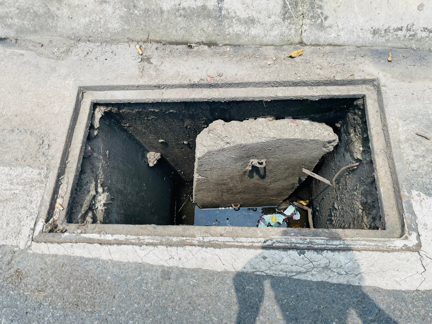 Trong ảnh là tấm bê tông thay thế nắp cống bị đâm, lọt thỏm xuống hố. Theo đại diện phường Việt Hưng, những vị trí bị mất nắp cống này không có camera nên chưa phát hiện ra thủ phạm.