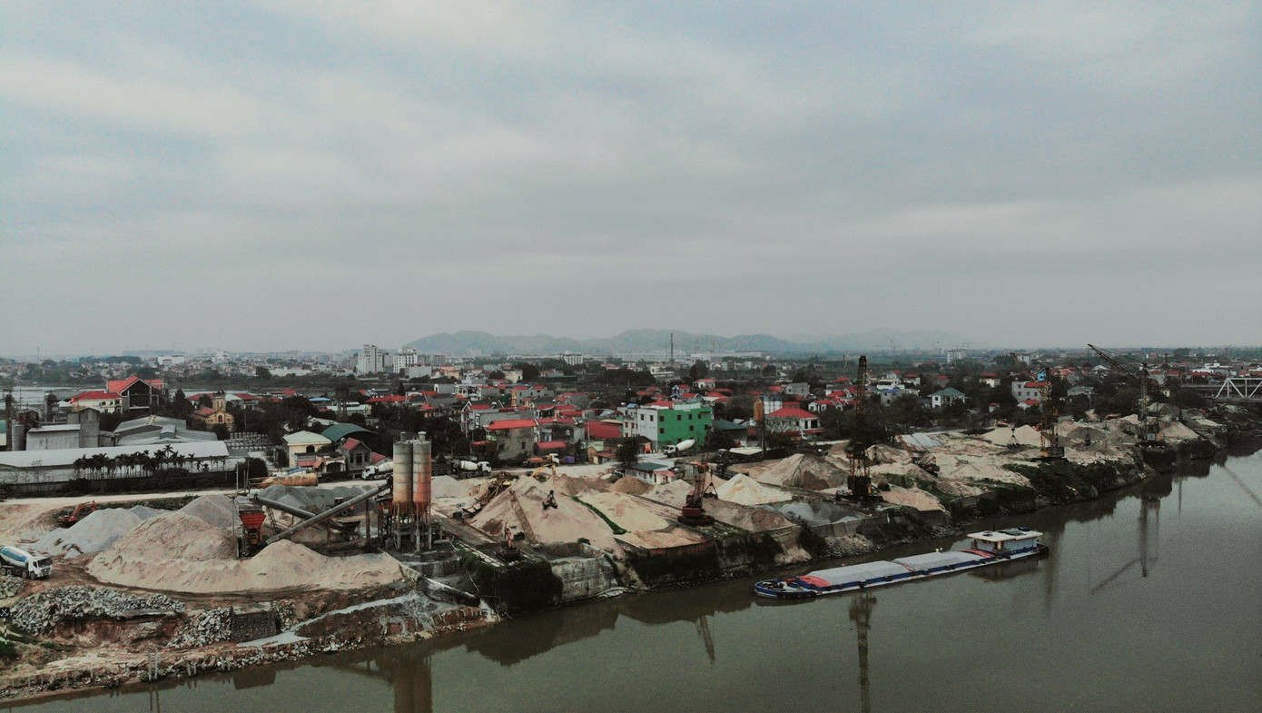 Phía đối diện thuộc địa bàn phường Quang Châu, thị xã Việt Yên (tỉnh Bắc Giang), hoạt động của các bến tập kết cát, trạm trộn bê tông còn "nóng" hơn.