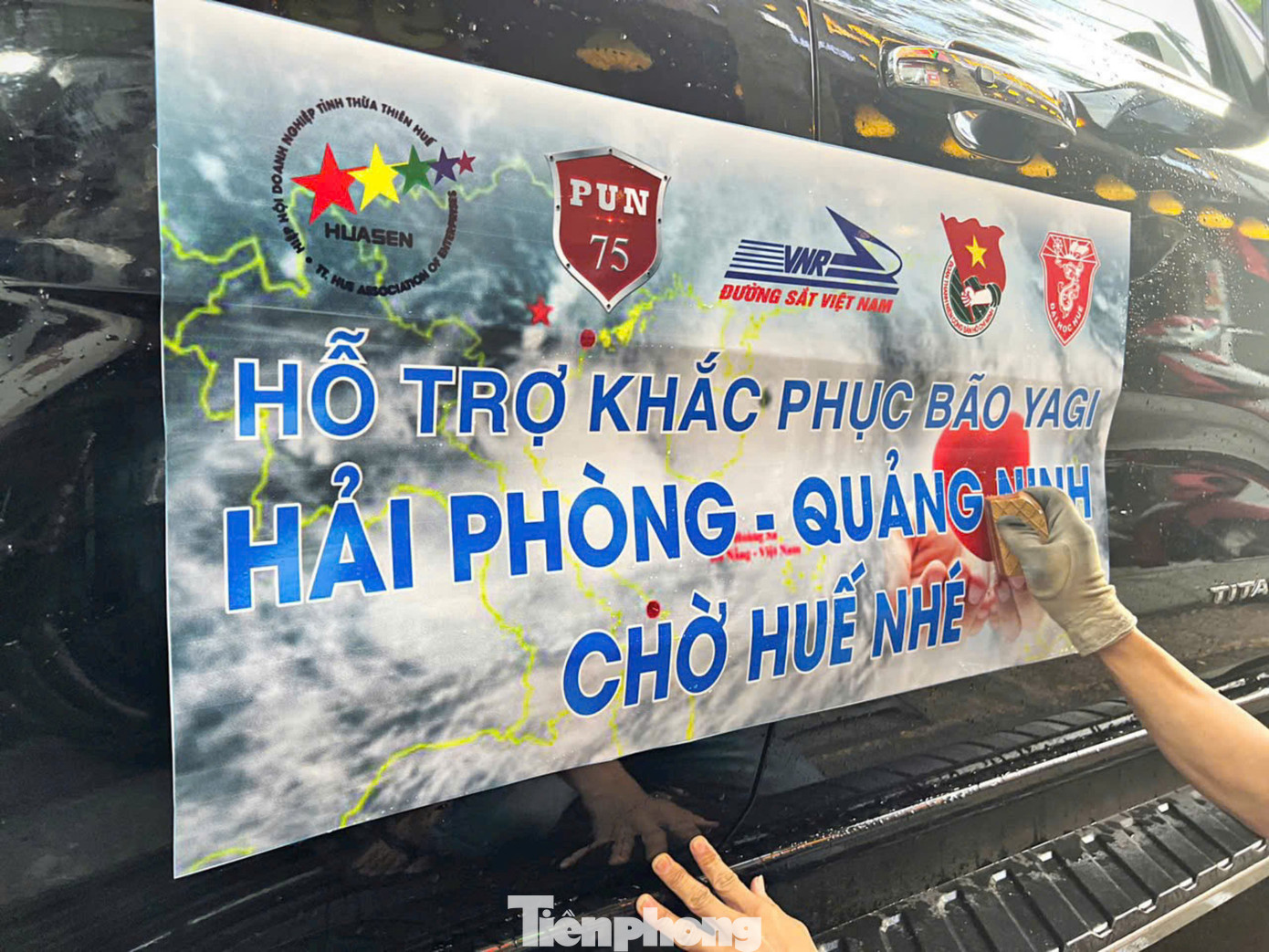 Trên xe của đoàn được gắn dòng chữ &quot;Hỗ trợ khắc phục bão Yagi - Hải Phòng - Quảng Ninh chờ Huế nhé&quot;.
