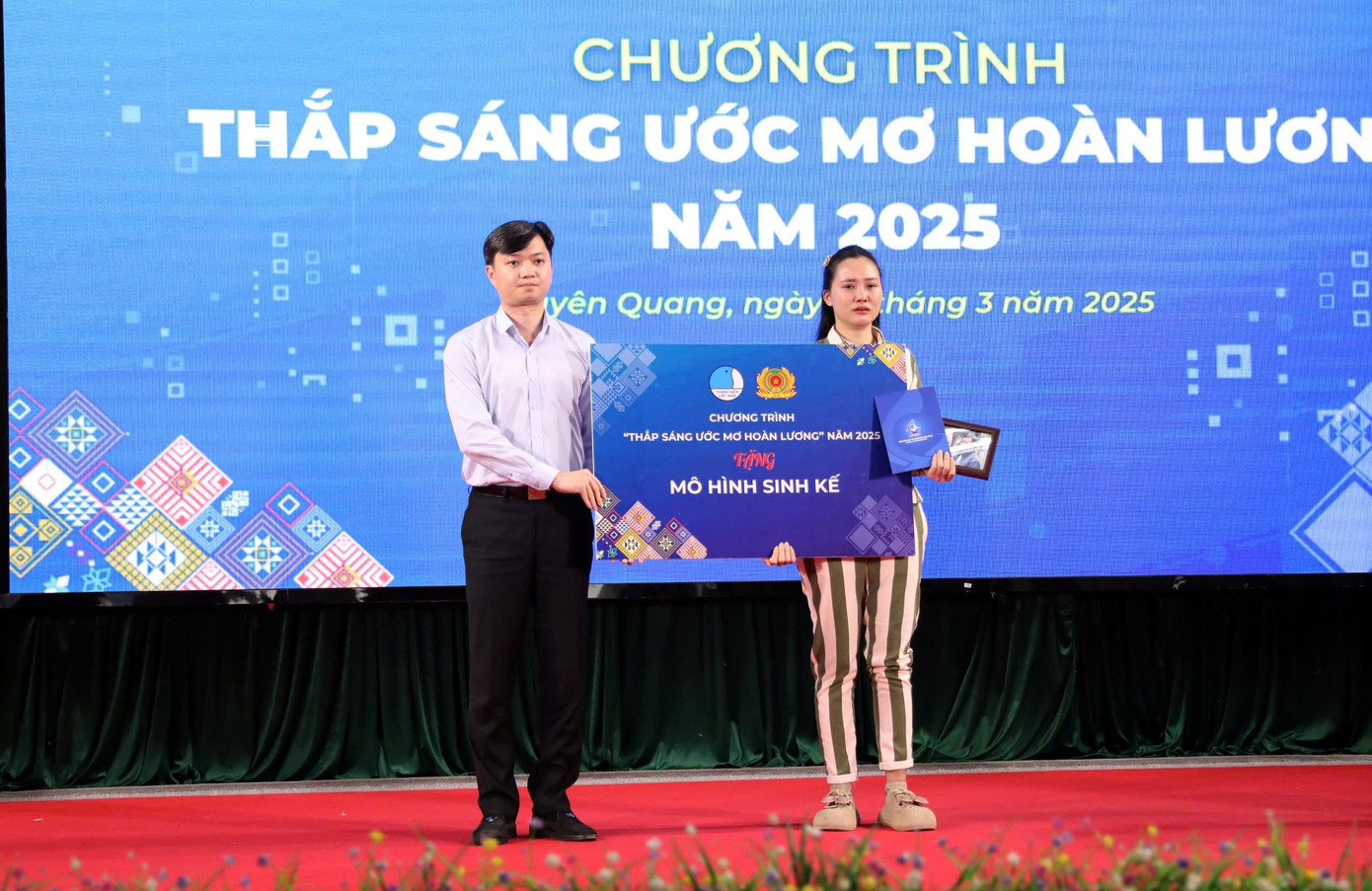 Anh Nguyễn Minh Triết - Bí thư Ban Chấp hành T.Ư Đoàn, Chủ tịch T.Ư Hội Sinh viên Việt Nam trao mô hình sinh kế cho phạm nhân tại chương trình. Anh Nguyễn Minh Triết - Bí thư Ban Chấp hành T.Ư Đoàn, Chủ tịch T.Ư Hội Sinh viên Việt Nam trao mô hình sinh kế cho phạm nhân tại chương trình.
