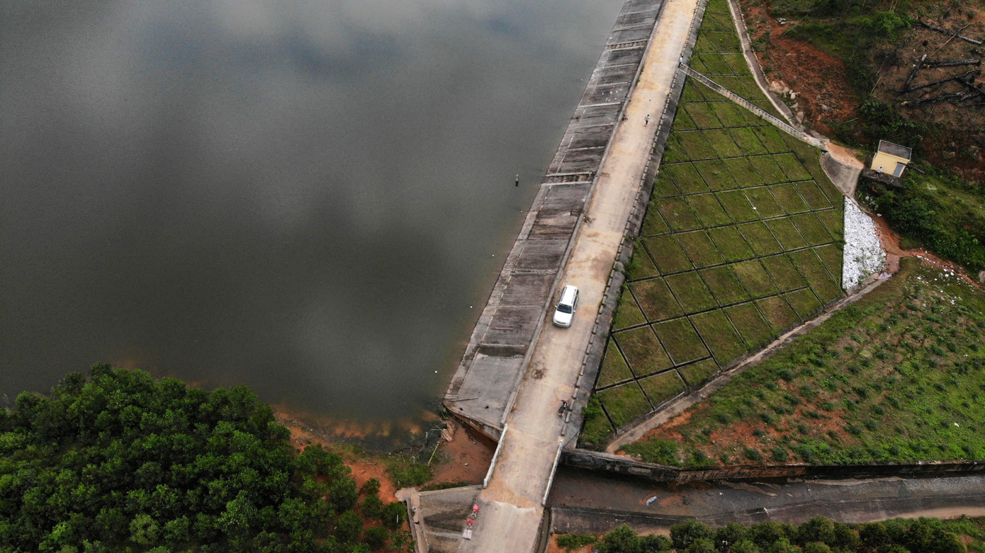 Theo ghi nhận tại đập Đồng Trại (xã Phú Lương), thời điểm này mực nước trong hồ dâng cao. Nước tràn ra làm ngập nhiều đoạn đường đất quanh hồ, có nơi ngập sâu vài chục cm đến cả mét.