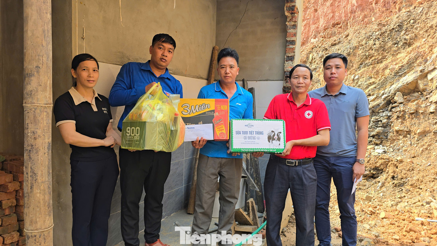 “Xin cảm ơn bạn đọc báo Tiền Phong đã kịp thời đến chia sẻ khó khăn với gia đình lúc này”, anh Tàn (ở giữa) chia sẻ.