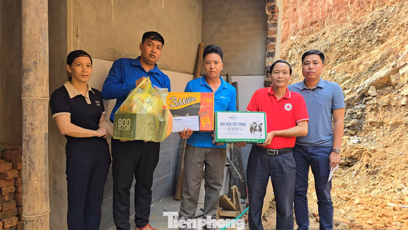“Xin cảm ơn bạn đọc báo Tiền Phong đã kịp thời đến chia sẻ khó khăn với gia đình lúc này”, anh Tàn (ở giữa) chia sẻ.