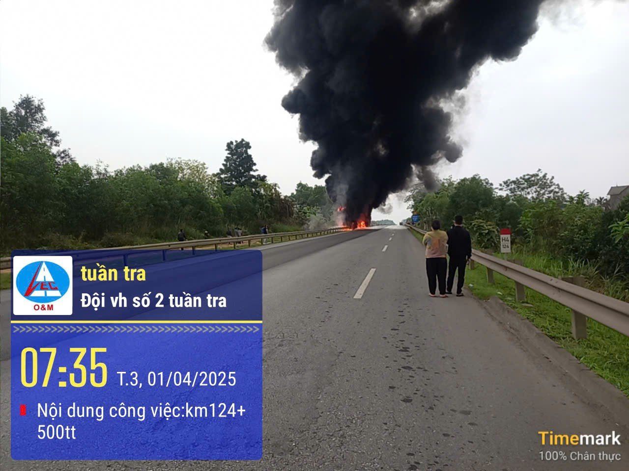 Theo báo cáo từ VEC O&M - đơn vị khai thác tuyến đường, tại Km 124+500, hướng Lào Cai- Nội Bài, xe bồn bị cháy. Nguyên nhân ban đầu được xác định xe bị mất lái. Theo báo cáo từ VEC O&M - đơn vị khai thác tuyến đường, tại Km 124+500, hướng Lào Cai- Nội Bài, xe bồn bị cháy. Nguyên nhân ban đầu được xác định xe bị mất lái.