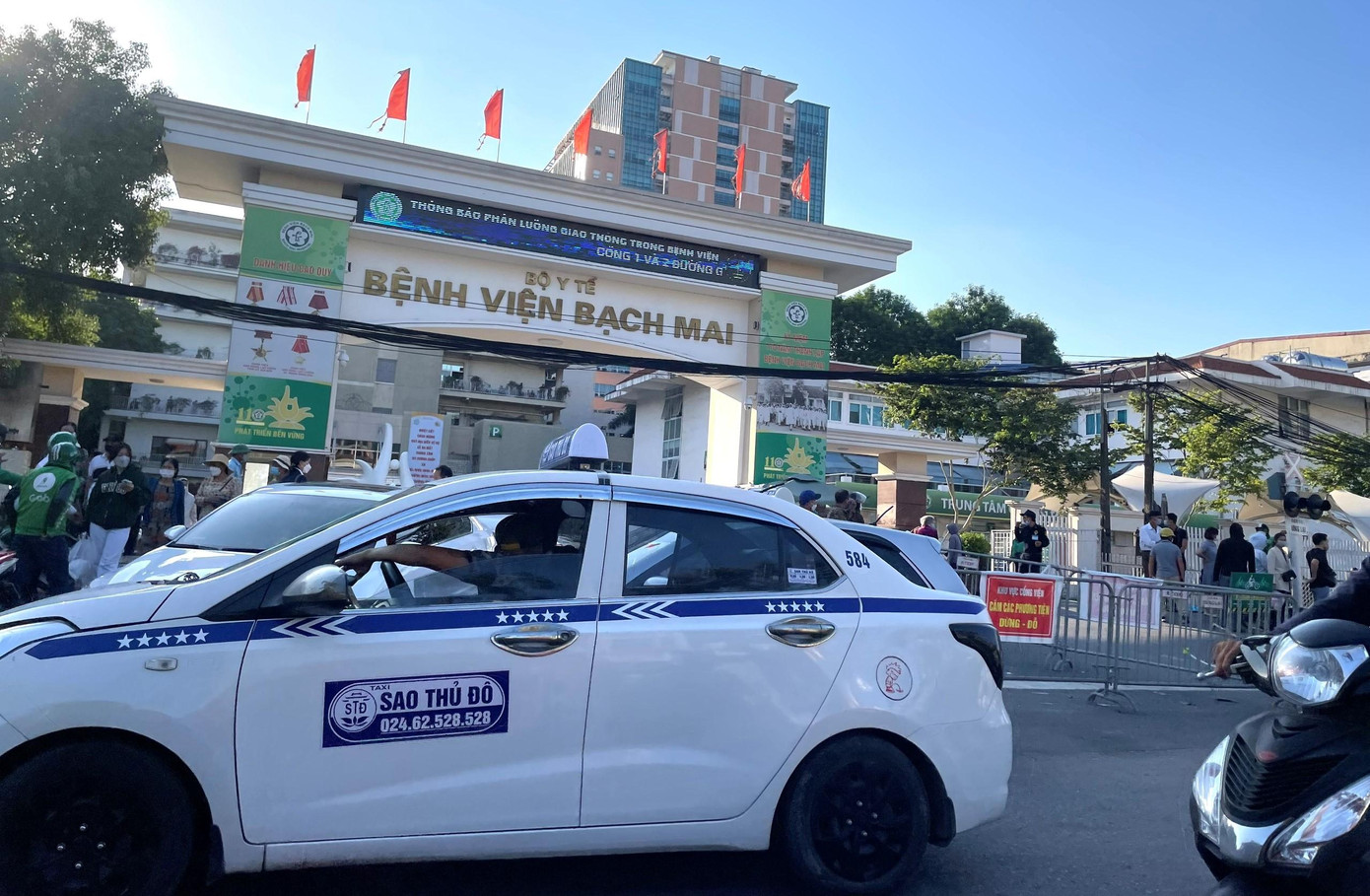 Đặc biệt, các xe taxi, xe hợp đồng còn ngang nhiên dừng, đỗ để đón, trả khách cạnh biển báo cấm dừng, đỗ càng khiến cho tình trạng giao thông ở đây thêm rối loạn.
