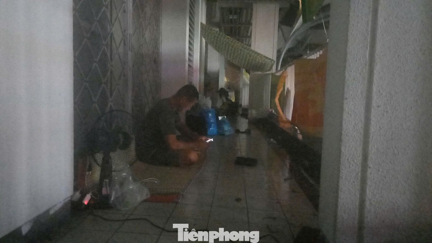 Che chắn bằng chiếu, vải, nilong tránh mưa hắt